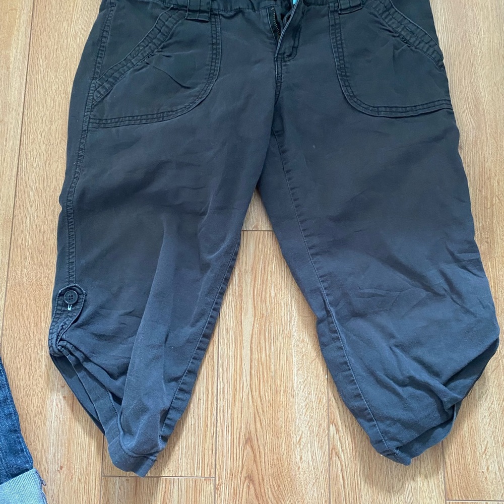 Bluenotes Capris women. Size 7. Colour navy blue.